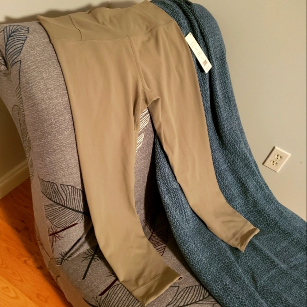 (L) NWT Harmony○Balance Tan / Beige 3/4 Capri Mid-Rise Sport Leggings